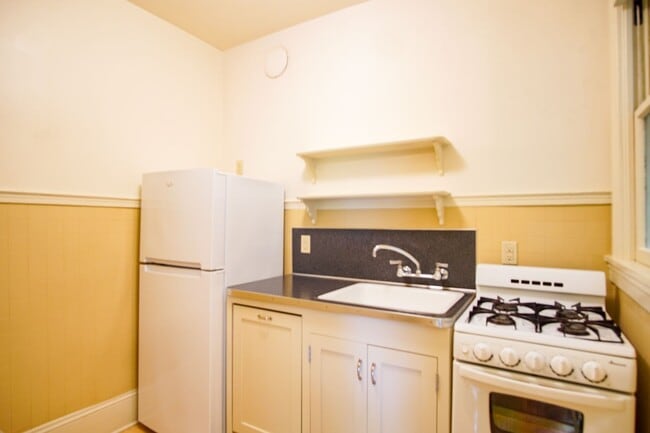 Photo - Vintage Studio w/Hardwoods & Large Sunny Windows Unidad 301