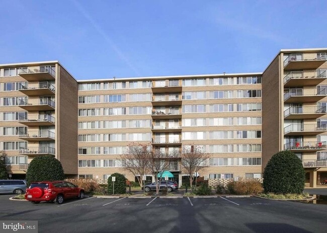 Building Photo - 5565 Columbia Pike Unit 712
