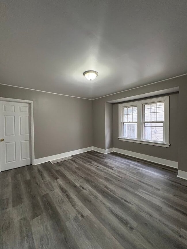 Photo - Large 4 bedrooms 1 full bathroom home for rent