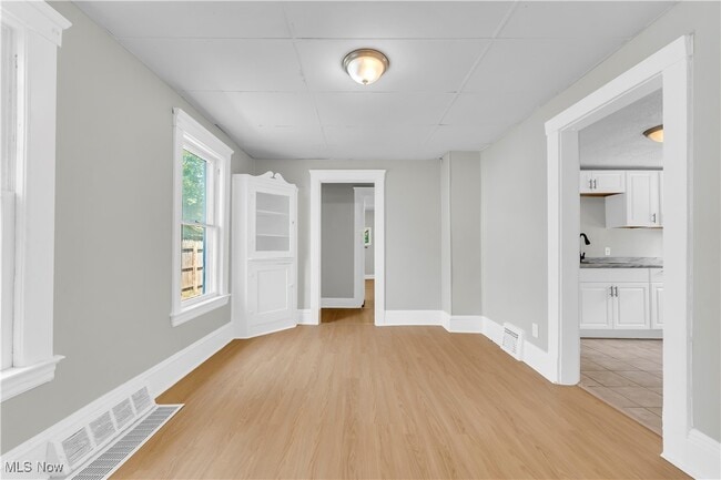 Building Photo - 3153 W 88th St Rental