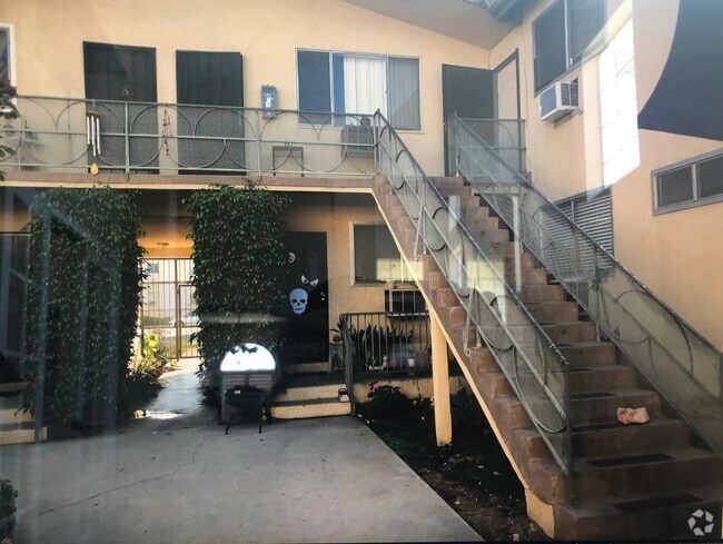 Building Photo - 5051 Woodman Ave Unit 10 Rental