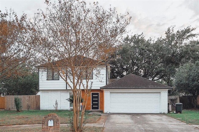 Building Photo - 10411 Rippling Fields Dr Rental