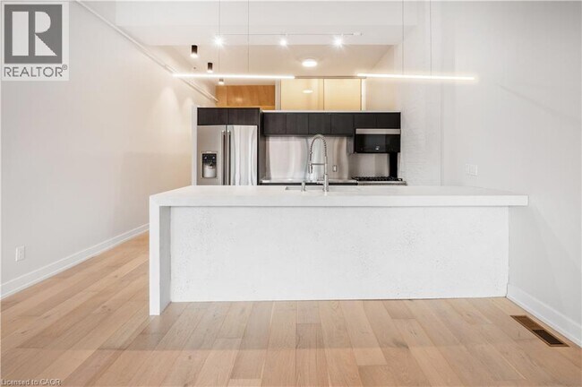 Photo - 676 Richmond St W Unité 105