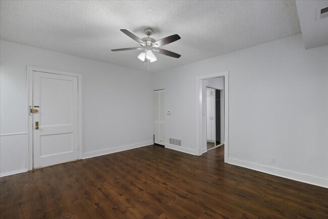 Photo - 3727 N Pine Grove Ave Unidad 214