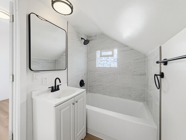 329 W Muir Ave