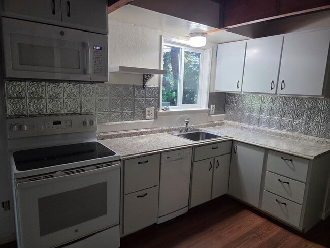 Photo - Charming 3-Bed, 2-Bath Home in Peaceful Tw...