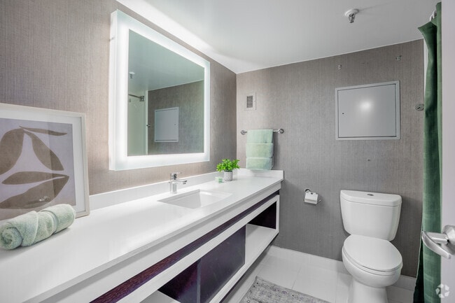 1BR, 2BA - 634SF - Primary Bathroom
