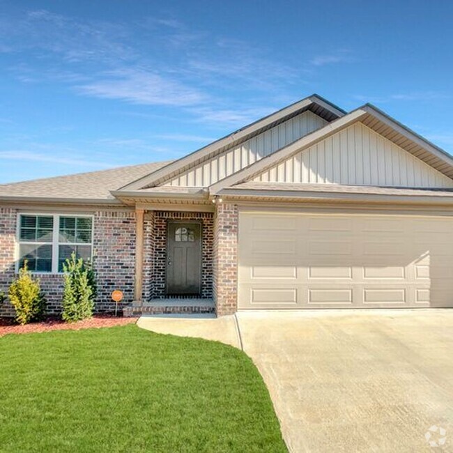 Building Photo - Beautiful 3 Bed 2 Bath Available in July! Rental