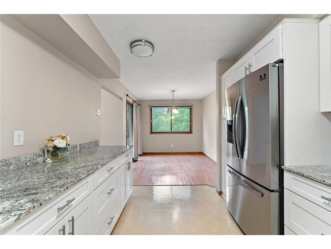 Photo - 560 Donegal Cir