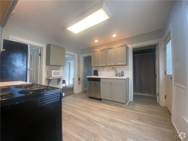 Building Photo - 10 Maple Ave Rental