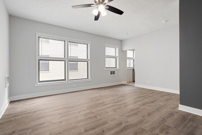 Photo - 4520 N Clarendon Ave Unidad 909