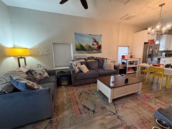 Photo - 2341 W Walnut St