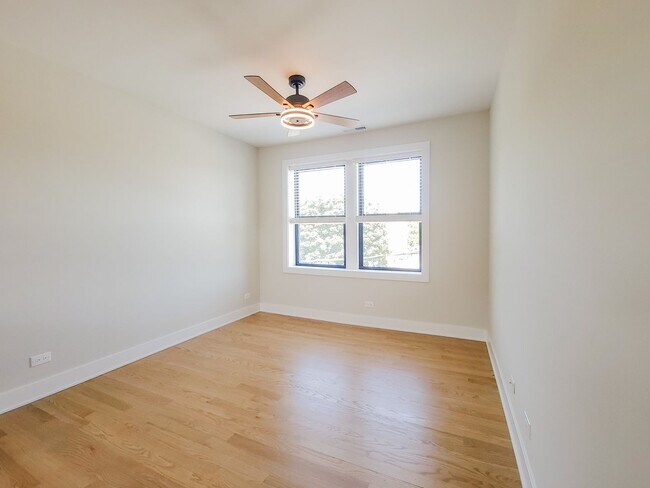 Photo - 4409 N Seeley Ave Unidad 2020-2B