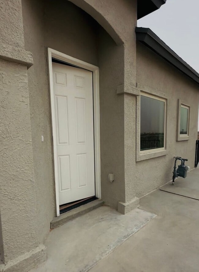 Building Photo - HALF OFF RENT FOR MAY!!