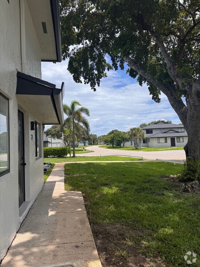Building Photo - 2 BR Townhome in West Palm Beach- Low Move...