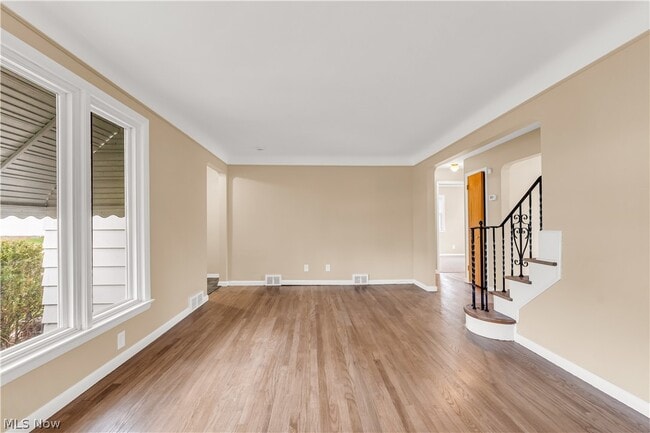 Photo - 655 E 240th St