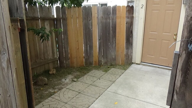 Front Yard/Patio - 712 Summerwood Ln