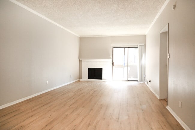 Vista del salón desde la puerta de entrada - Estilo LUXE 1x1 - Big Spring Village