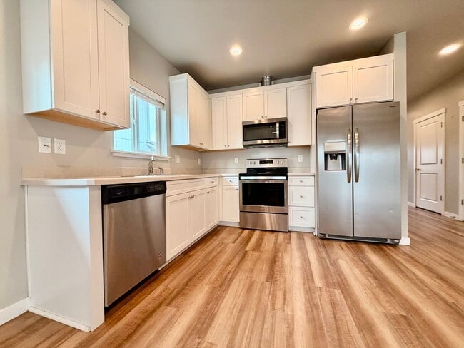 Photo - GORGEOUS LA PINE HOME! LARGE FENCED YRD, PELLET STOVE, UPGRADED KITCHEN & MORE!!