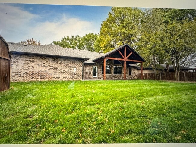 104 W Aven Ave