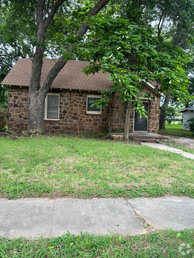 Building Photo - 819 N Commerce St Rental