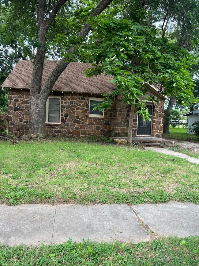 Photo - 819 N Commerce St House