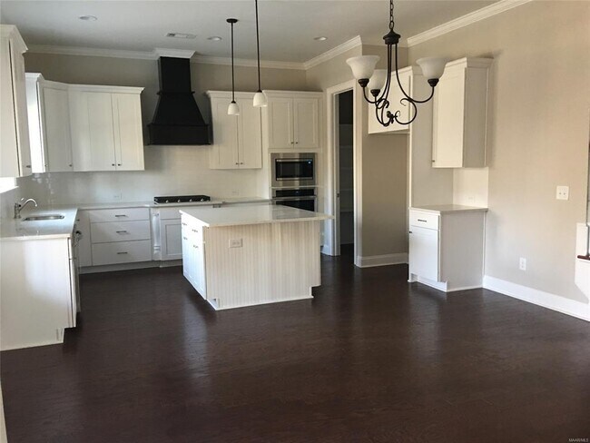 Photo - 353 Sydney Dr S