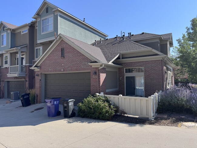 Photo - 725 Roslyn St
