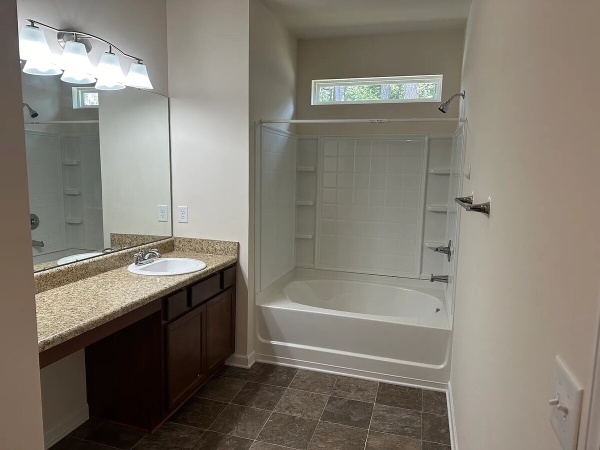 Photo - 100 N Rose Hill Dr
