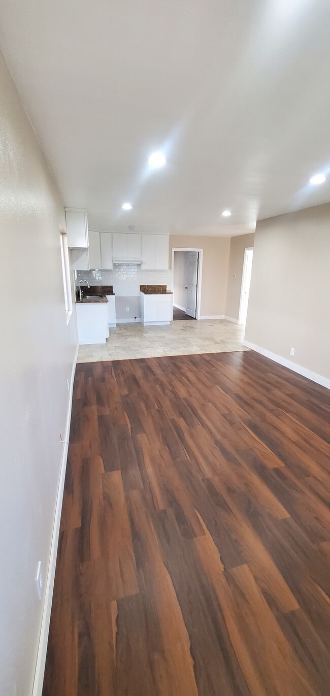 Building Photo - 956 E 55th St Unit 956
