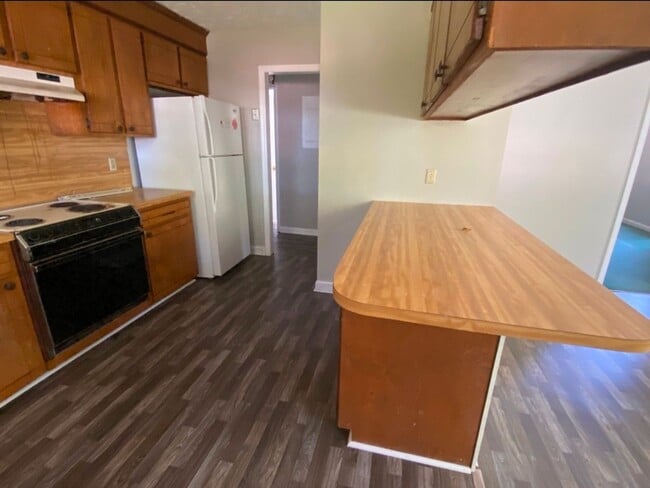 Building Photo - 3 bedroom with 2 bath brick home located i...