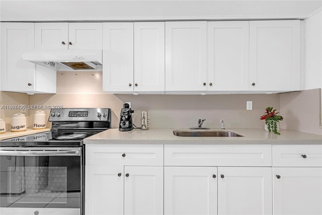 Photo - 1675 W 57th St