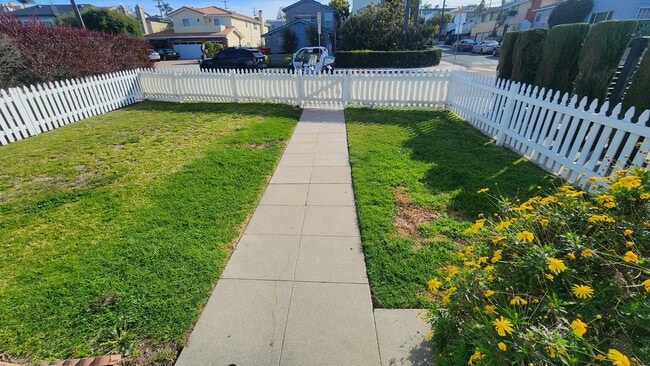 Building Photo - 625 Prospect Ave