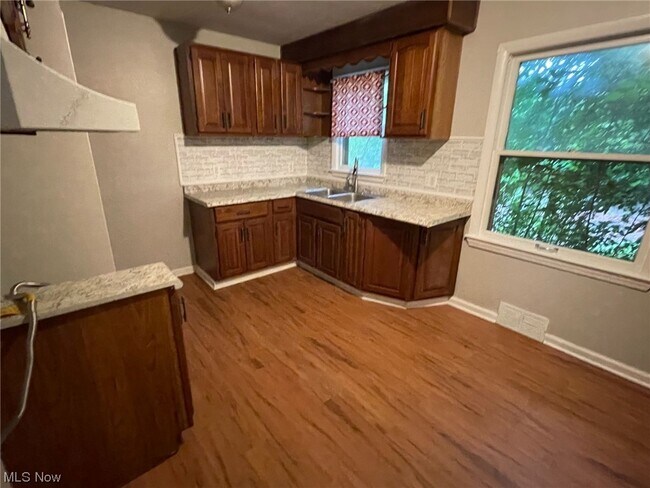 Photo - 16704 Meadowvale Ave