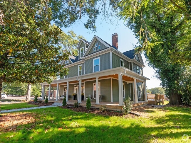 Building Photo - Big House