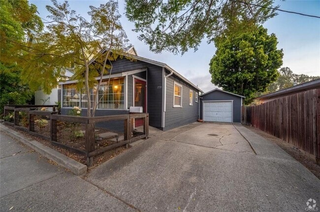 Building Photo - Charming 2 Bedroom, 2 Bathroom Bungalow wi... Rental