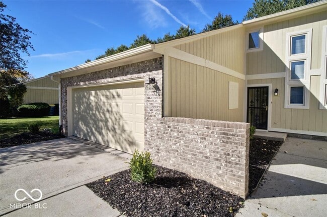 Photo - 9740 Lakeshore Dr E
