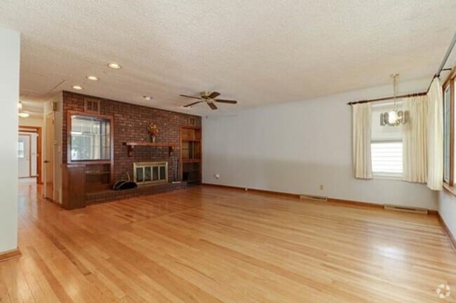 Building Photo - 101 W Cypress St Rental