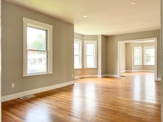 Building Photo - 642 Moody St