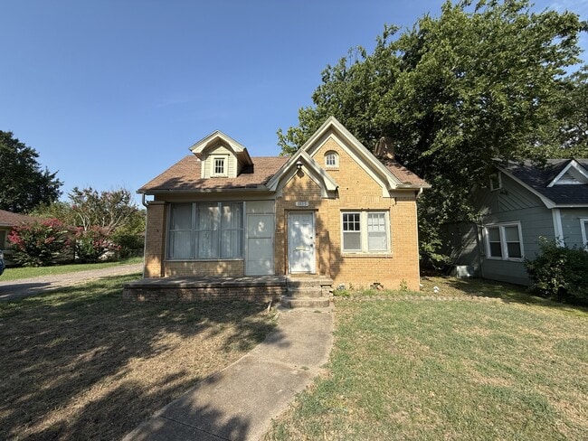 Building Photo - 1105 S High School St Rental