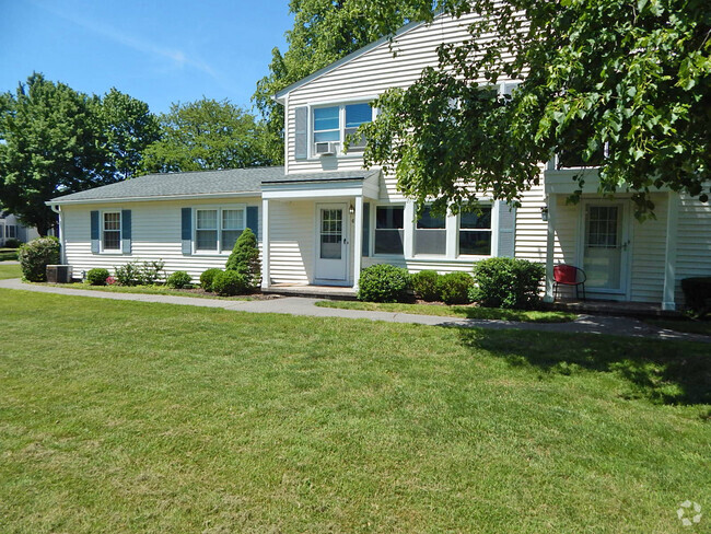 Front door faces scenic creek with green space - 6 Beech Holw Rental