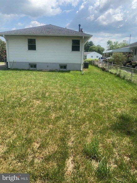 Photo - 6215 Auth Rd