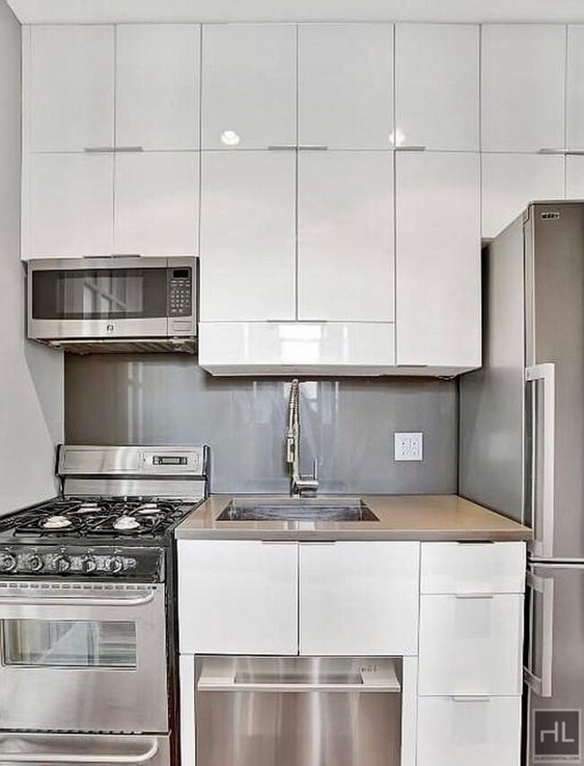 Building Photo - E 1ST ST. Unit 2R