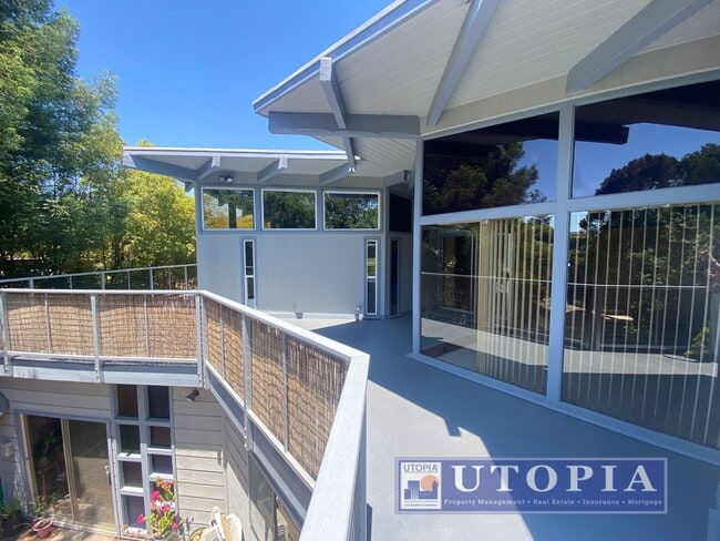 Building Photo - Sunny, Spacious, Home Near Sunny Cove Beach