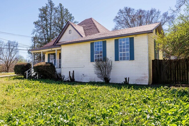 Photo - 4 Bedroom, 2 Bathroom in Adamsville