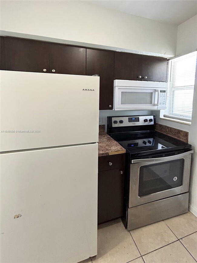 Building Photo - 1255 SW 6th St Unit 5 Rental