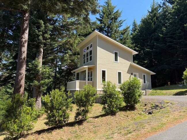 Building Photo - Brand-New 2 Bed, 2 Bath Home in Port Orford