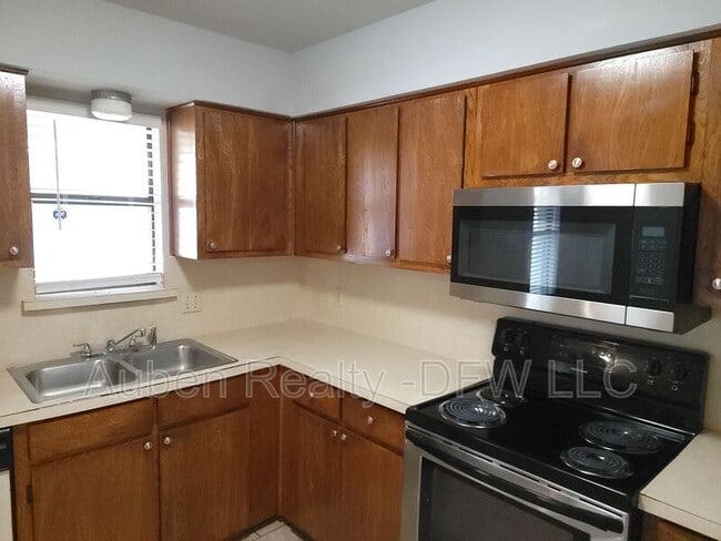 Photo - 1106 Suburban Dr