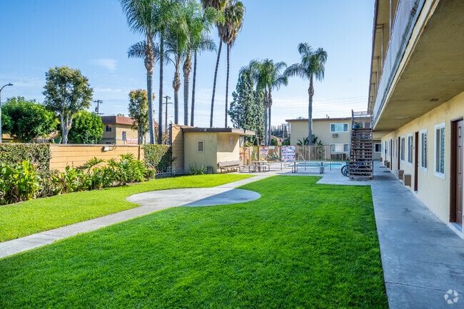 Courtyard - Palm Court Apartments