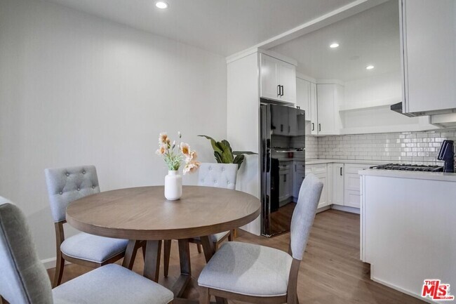 Building Photo - 5632 Lexington Ave Rental